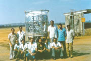 Индийская команда у подвески с гамма-телескопом ''Наталия-1''. Слева А.Т. Катари, в центре - Дэо, С.В. Дамле. 29 марта 1979 г.