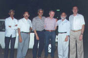 У гостиницы TIFR. Слева направо: Дж.П. Малкар, А.Т. Катари, А.Р. Рао, В.Г. Тышкевич, С.В. Дамле, В.Н. Юров. 14 апреля 1997 г.